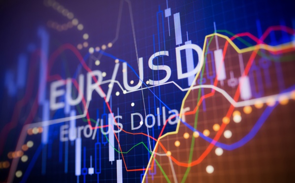 La tendance à la baisse de l'EUR/USD se poursuit sur le marché des changes avec une diminution de 0,61% en un mois et de 2,36% depuis le début de l'année. Depositphotos.com Auteur Sodel_Vladyslav