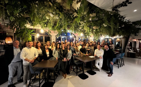 Les agents de voyages participants à une soirée organisée à Marseille le 11 avril 2024 - Photo FDL
