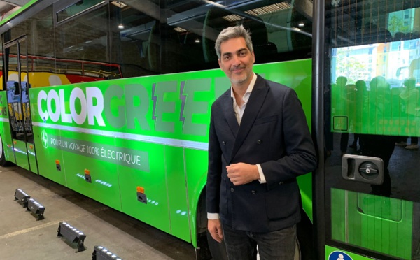 Julien Guedj, Président de Color Groüp Experience devant le nouvel autocar 100% électrique ColorGreen - Photo CE