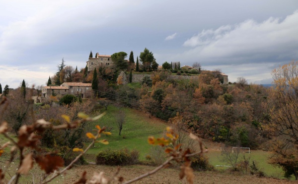 Village quasi en ruine avant la seconde guerre mondiale, victime de dépérissement rural, le village de Montjustin sera sauvé ainsi in extrémis - Photo JFR