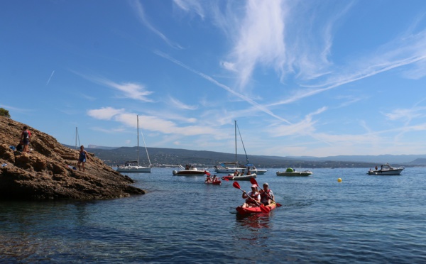 En Provence maritime, snorkeling, kayak, rame provençale et randonnée complètent avec bonheur la dégustation de vins côtiers et de produits de la mer - DR : J.-F.R.