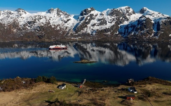 Les voyageurs peuvent désormais choisir entre les expériences Signature premium et le voyage Original, l’Express Côtier @ Hurtigruten