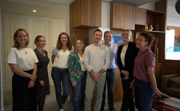 De gauche à droite : Julie Grumbach, Elise Vigneau, Delphine Aubert, Sandra Epiard, Charles Julien, Rémi Vénitien, Adeline Sullivan, Virginie Gines - Photo : Office du Tourisme des USA en France