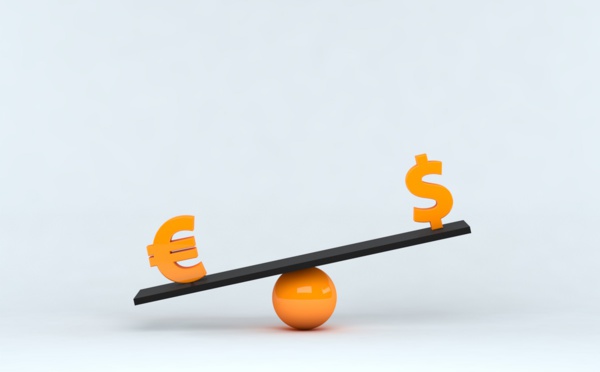 Changes : le dollar reste fort surtout face à l'euro
