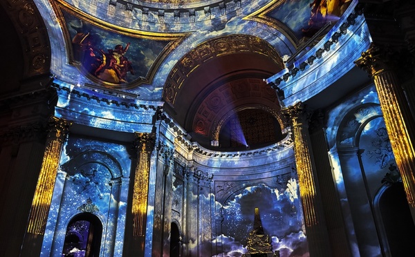 "Aura Invalides" : Moment Factory sublime le Dôme des Invalides (vidéo)