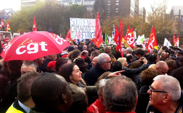 "Chemise déchirée" d'Air France : une manifestation sous tension...