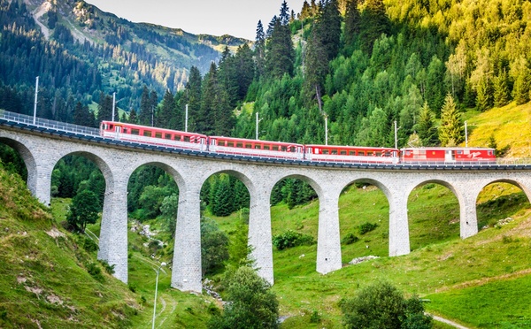 A bord d’un train de luxe ou en train régulier, le voyage en train séduit de plus en plus les voyageurs. Le déplacement devient alors en voyage en soi.  @depositphoto/perszing1982