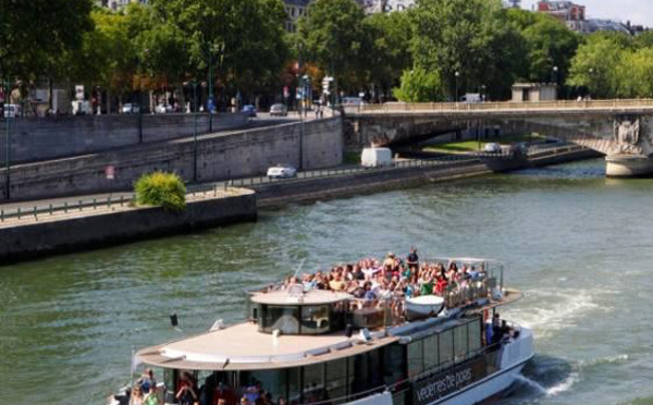 Réservé aux groupes : Vedettes de Paris fait découvrir la capitale en bateau, à pied ou en 2 CV !