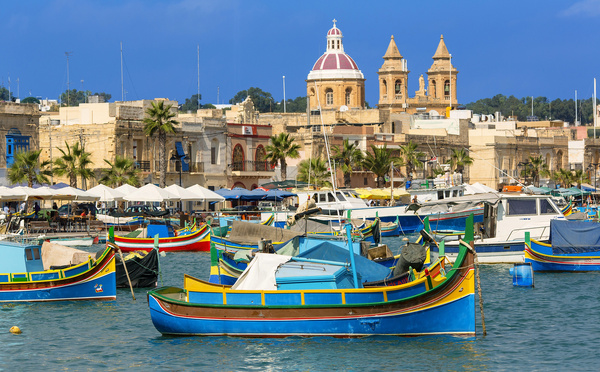 Les luzzu, ces bateaux colorés ornés d'un oeil d'Osiris réputé protéger des dangers de la mer, sont l'un des symboles de Malte. Ici, dans le petit port de pêche de Marsaxlokk - DepositPhotos.com, s4visuals/