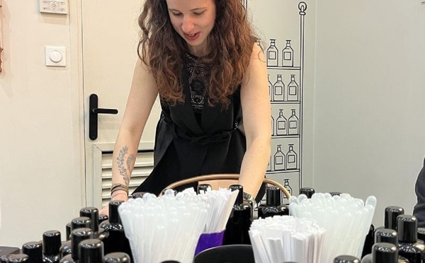 Marie, experte chez Molinard, guide les ateliers (© PB)