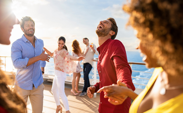 © Costa Croisières - Groupe d’amis sur un pont