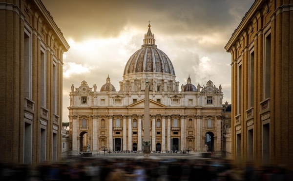 Mort du Pape François : faut-il reporter son voyage à Rome ?