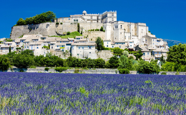  La Drôme provençale est réputée pour ses villages pittoresqueset ses champs de lavande (ici Grignan). (© phb.cz/Deposit Photos)