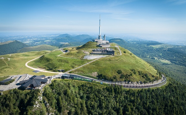 Tout au long de l’année, le Puy de Dôme reçoit des visiteurs, offrant multiples activités et centres d’intérêt - Photo : Jodie Way