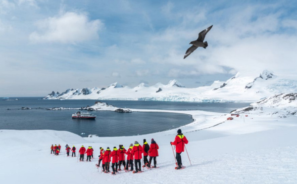 Pionnière du sans plastique depuis 2018, HX a renforcé son partenariat avec Ocean Bottle en distribuant 40 000 gourdes réutilisables à bord - Photo : HX