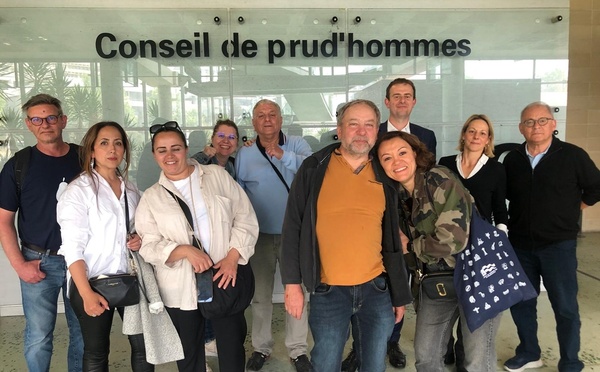Les anciens cadres de TUI France devant le  conseil des prud’hommes de Nanterre - Photo Lazare Razkallah
