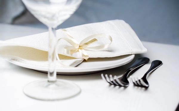 Une table gastronomique s’installe aux Jardins de Coppélia - Photo : Depositphotos.com @Nanisimova_sell