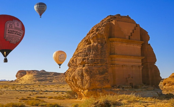 Rien de tel qu'un vol en montgolfière pour admirer les rochers en grès rouge clair qui se sont formés il y a quelque 500 millions d'années (©Commission Royale pour AlUla)