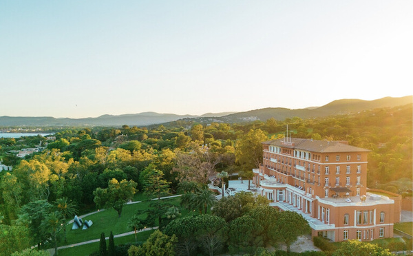 Le domaine du Beauvallon s'étend sur trois hectares, des pins centenaires de la colline provençale aux rives de la baie de Saint-Tropez - Photo : COMOGROUP