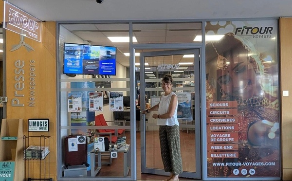 A Limoges, Fitour Voyages a installé son agence de voyages dans l'aéroport. Les clients peuvent y échanger avec Joëlle Guinot, la responsable de l'agence - Photo : Fitour Voyages