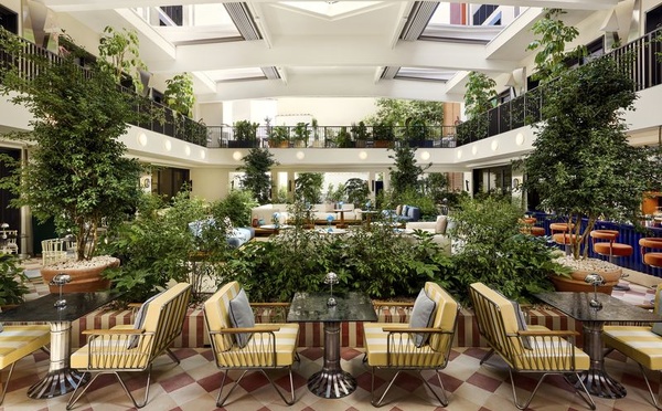 Le patio, partiellement couvert, joue le rôle de piazza intérieure  - Photo : W Hotels