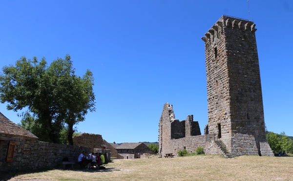 Le village lozérien de La Garde-Guérin joua un rôle protecteur dès le 12e s. Sa tour de garde et ses ruelles empierrées rappellent ce rôle médiéval - Photo : J.-F.R.
