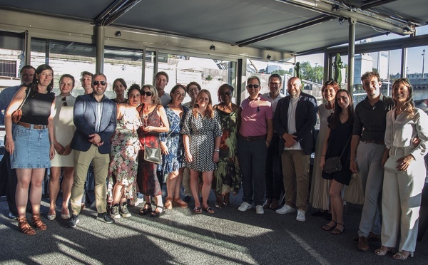 L'équipe de French Travel Partners a fêté ses 40 ans au pied de la tour Eiffel en compagnie de la direction d'AC Group et de quelques uns de ses plus fidèles partenaires - Photo : Lola Russell