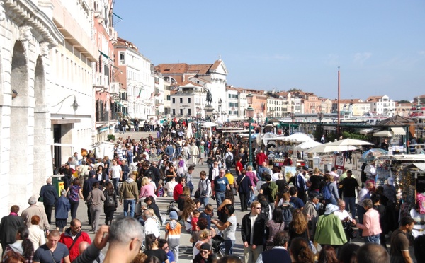 Selon l’ONU Tourisme, le tourisme mondial devrait croître de 3 à 5 % d’ici la fin de l’année. @depositphotos/rajastills
