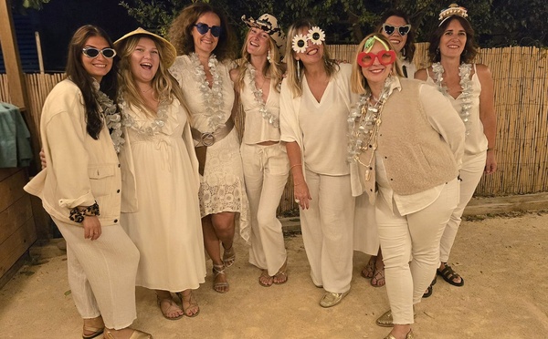 Ingrid Lexa (lunettes marguerites) entourée de ses équipes lors des 10 ans d'IWL Voyages - Photo CE