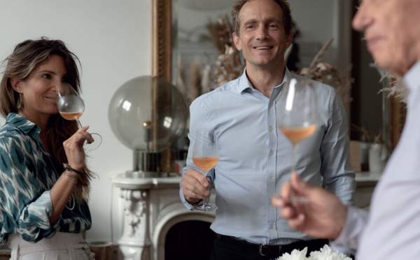Garance et Stanislas Thiénot. Au premier plan à droite, Alain Thiénot, le fondateur de la Maison Champagne Thiénot - Photo : Maison Champagne Thiénot