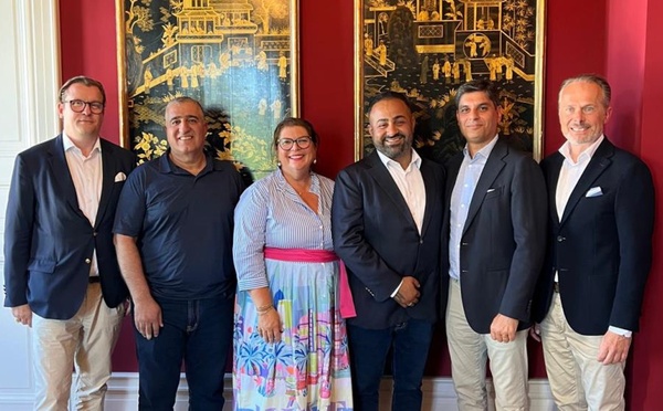 De gauche à droite : Bardo-Maria Feuring (propriétaire de Feuring Hotel Consulting), Dana Qadir (propriétaire de Schloss Reinhartshausen), Stefanie Rummel (IHG), Hevar Berzenji (propriétaire de Hotel Schloss Reinhartshausen Operating Company), Miguel Martins (IHG) et Mario Maxeiner (IHG) - Photo : IHG
