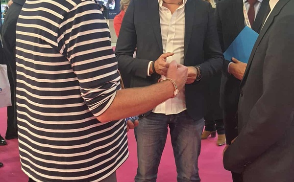 Jean-Charles Franchomme (CDMV) à gauche et Gabriel Attal à droite sur le salon IFTM - Photo CDMV