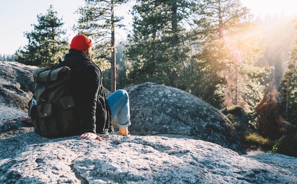 « Les jeunes vont représenter notre marché cœur en 2050. On observe de véritables changements : ils recherchent des voyages plus immersifs, plus engagés et plus aventureux », affirme Frédéric Giroir, DG d’Allibert Trekking. @depositphotos/GaudiLab