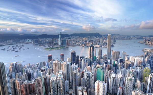 Entre deux vols, explorez Hong Kong grâce aux circuits gratuits de l’aéroport - Depositphotos @leungchopan