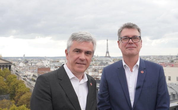 De gauche à droite, Christophe Hennebelle,  Vice -président – Communications d’AIR CANADA, et Jean-François Raudin, le Directeur Général France à Paris le 17 octobre dernier. Photo : C.Hardin
