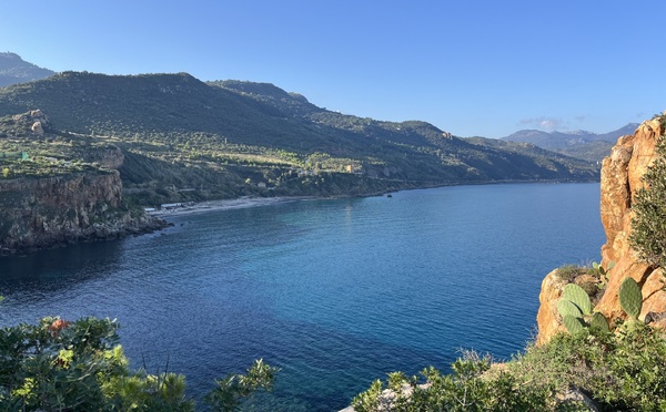 Le Mangia's Pollina est un perché sur promontoire rocheux qui domine la mer Méditerranée © PB