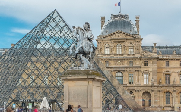 Cambriolage spectaculaire au retentissement mondial, le vol de bijoux au Louvre a marqué les esprits. Avec près de 9 millions de visiteurs annuels, ce braquage ne laisse personne indifférent. @depositphotos/neiezhmakov