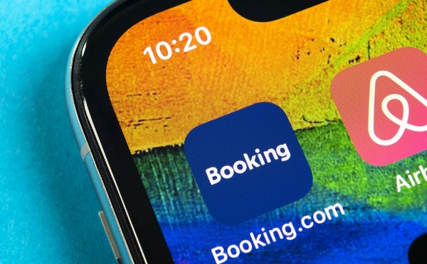Airbnb et Booking : deux récits du voyage pour une même bataille de l’hébergement touristique