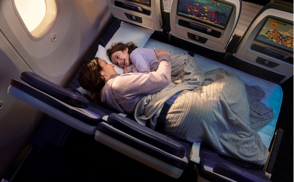 United Airlines lance « Relax Row », des sièges Economy transformables en couchette