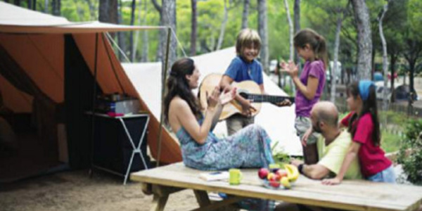 Camping : les campeurs préfèrent partir en famille, à la mer et dormir en mobil-home