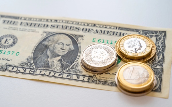 Taux de change : le dollar vacille, l'euro reprend de la hauteur [ABO]