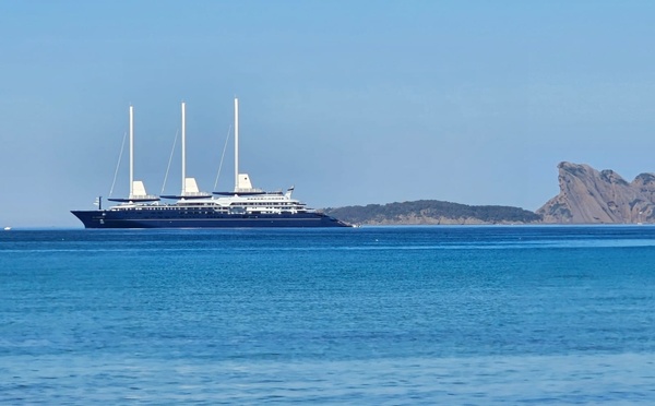 Croisières de luxe : une nouvelle clientèle suit les marques hôtelières jusqu'en mer