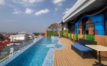 Le COSI Vientiane Nam Phu est équipé d'une piscine et une terrasse sur le toit, parfaites pour se détendre (©Centara)