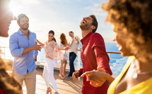 © Costa Croisières - Groupe d’amis sur un pont