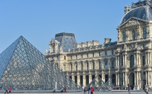 L'accès au musée du Louvre bloqué par des manifestants