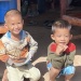 Enfants dans un village laotien Enfants dans un village laotien