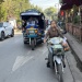Dans les rues encombrées de Luang Prabang, les voitures côtoient les tuk-tuk et les motos Dans les rues encombrées de Luang Prabang, les voitures côtoient les tuk-tuk et les motos