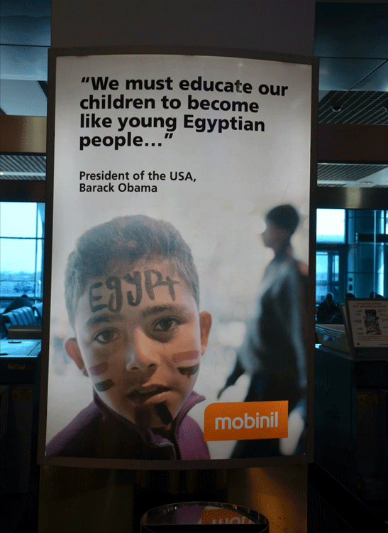 Dès l'aéroport, les publicités de Mobinil donnent le ton : quelque chose a changé en Egypte ... 