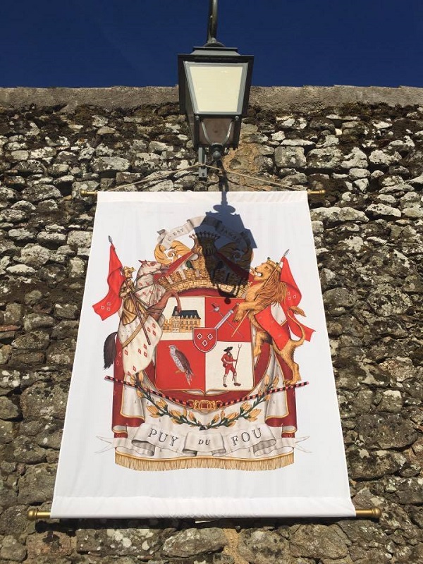 Le drapeau du Puy du Fou dévoilé Le drapeau du Puy du Fou dévoilé