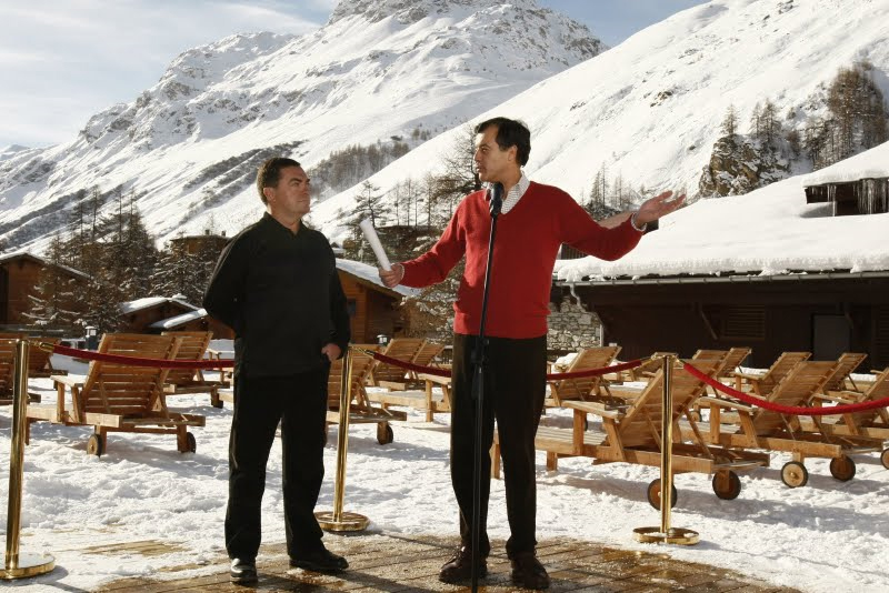 M. Bauer maire de Val d'Isère et H. Giscard d'Estaing PDG du Club Med inaugurent l'Espace 5T